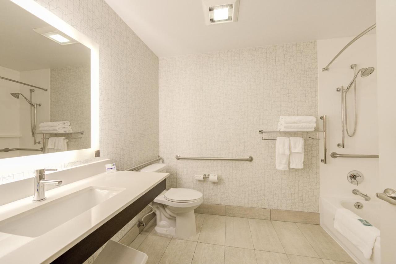 Deluxe King Room - Hearing Accessible with Bath Tub/Non-Smoking at Holiday Inn Express Newberg - Wine Country by IHG