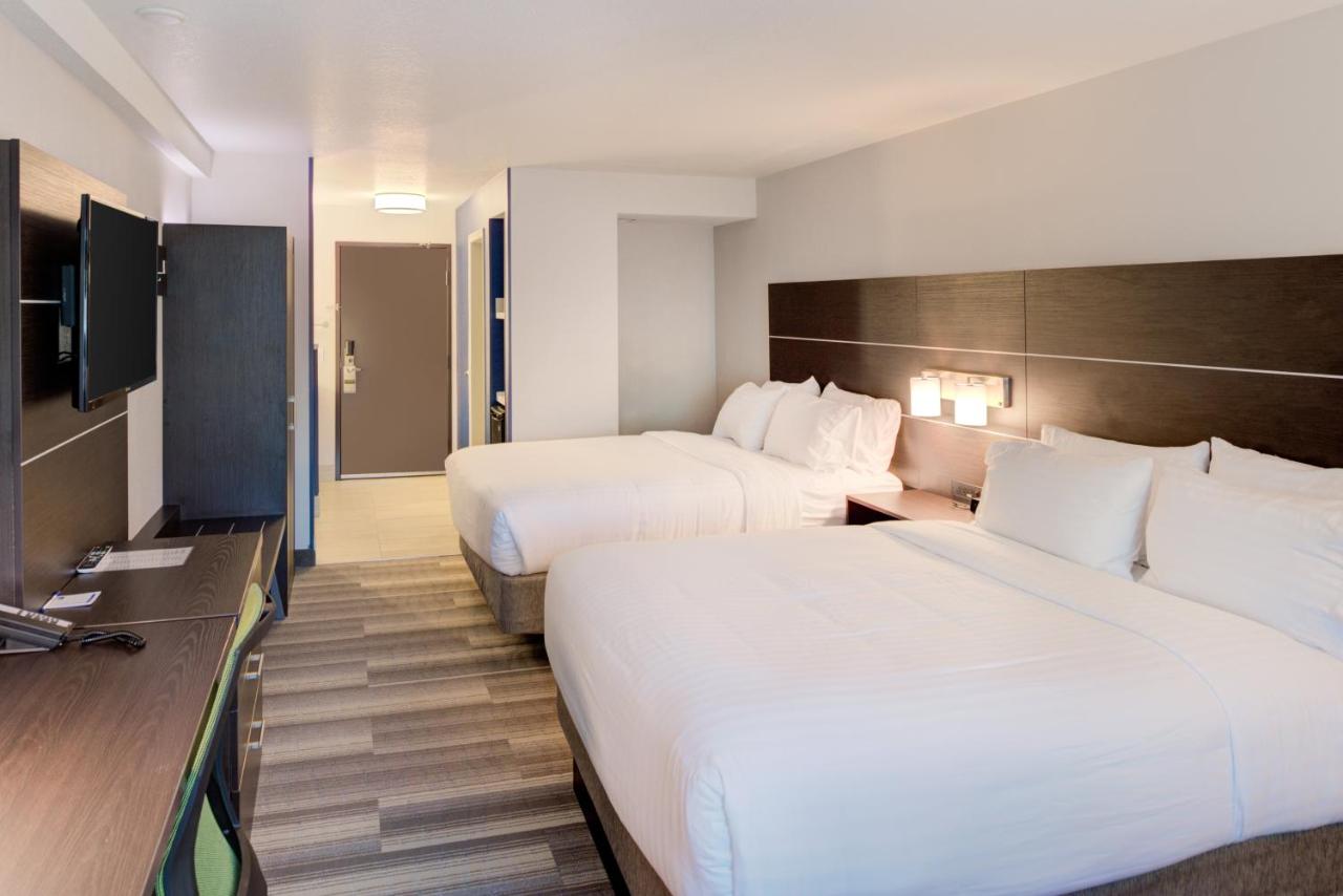 Queen Room with Two Queen Beds - Non-Smoking at Holiday Inn Express Newberg - Wine Country by IHG