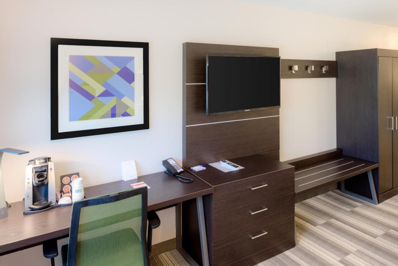 Deluxe King Room - Hearing Accessible with Bath Tub/Non-Smoking at Holiday Inn Express Newberg - Wine Country by IHG