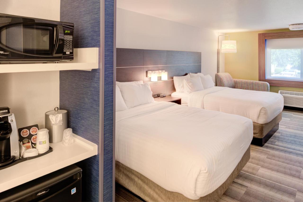 Queen Room with Two Queen Beds - Non-Smoking at Holiday Inn Express Newberg - Wine Country by IHG