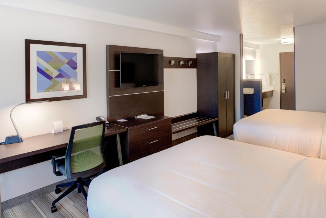 Queen Room with Two Queen Beds - Non-Smoking at Holiday Inn Express Newberg - Wine Country by IHG