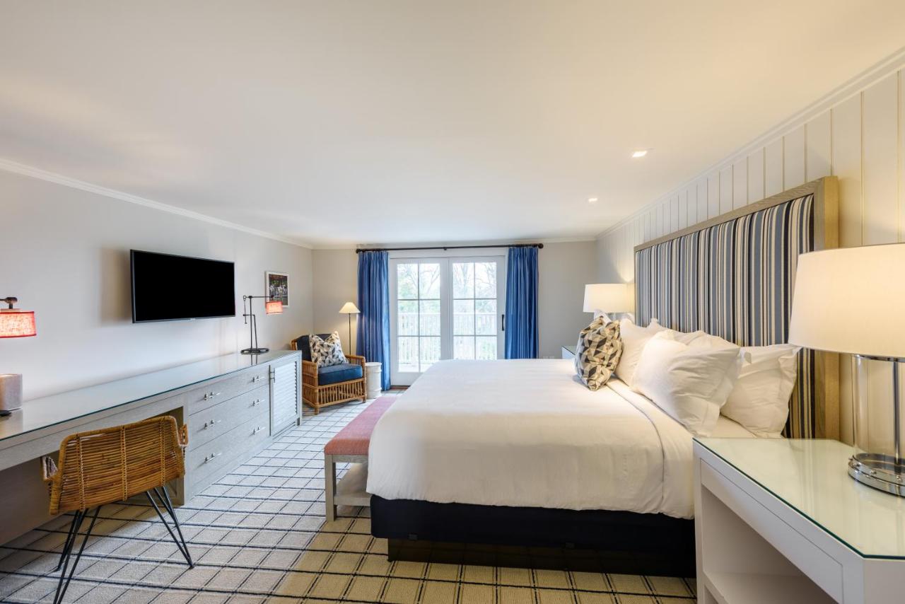 Roxana Building King Room with Balcony or Patio at Harbor View Hotel