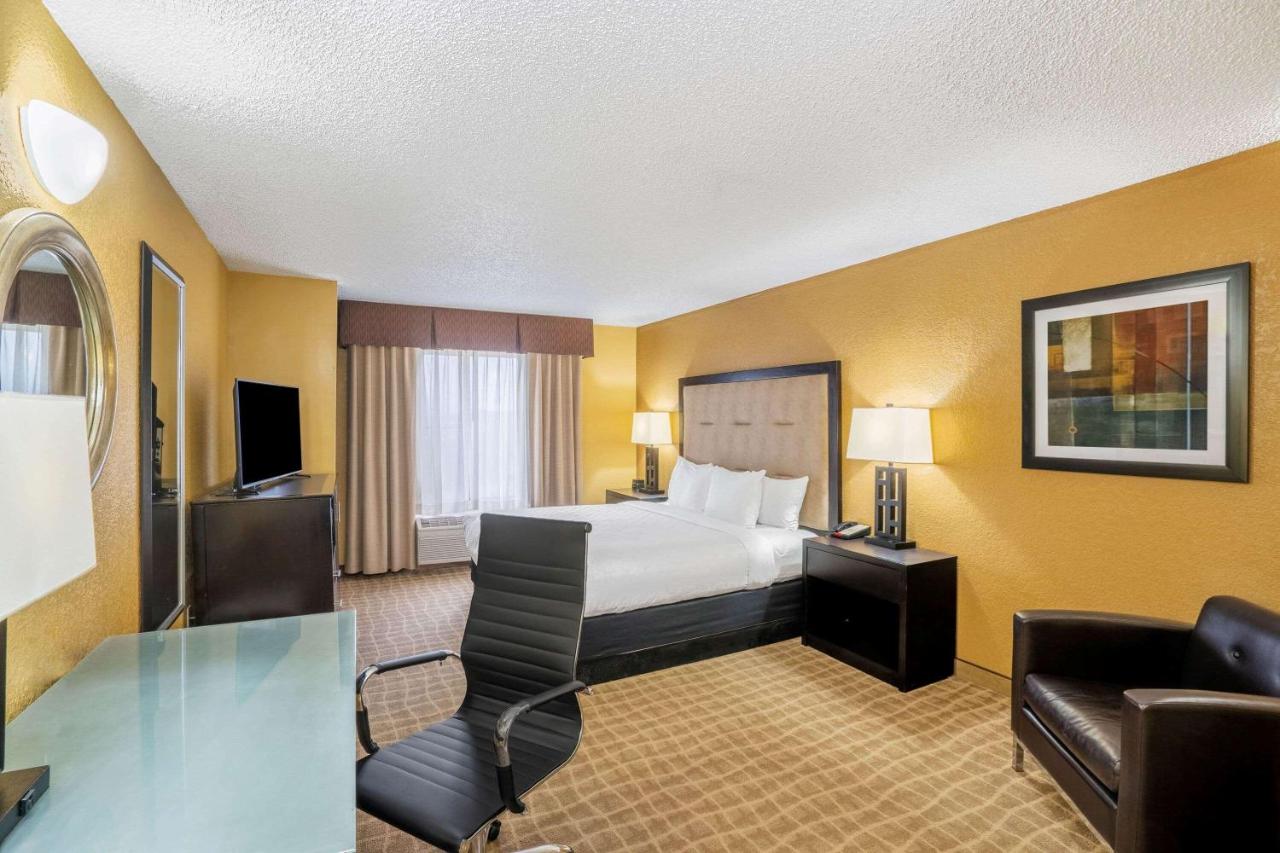 King Room at La Quinta Inn & Suites by Wyndham Hot Springs