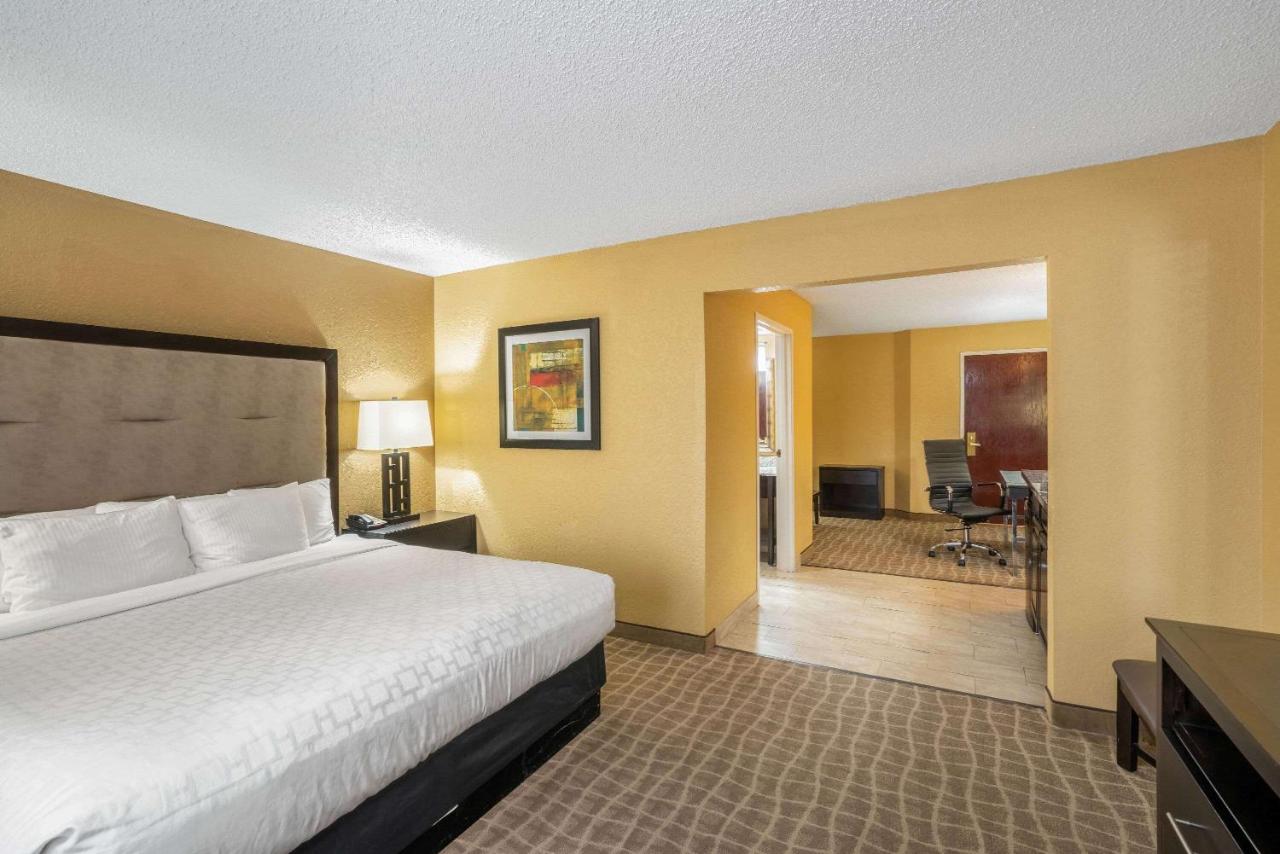 King Suite at La Quinta Inn & Suites by Wyndham Hot Springs