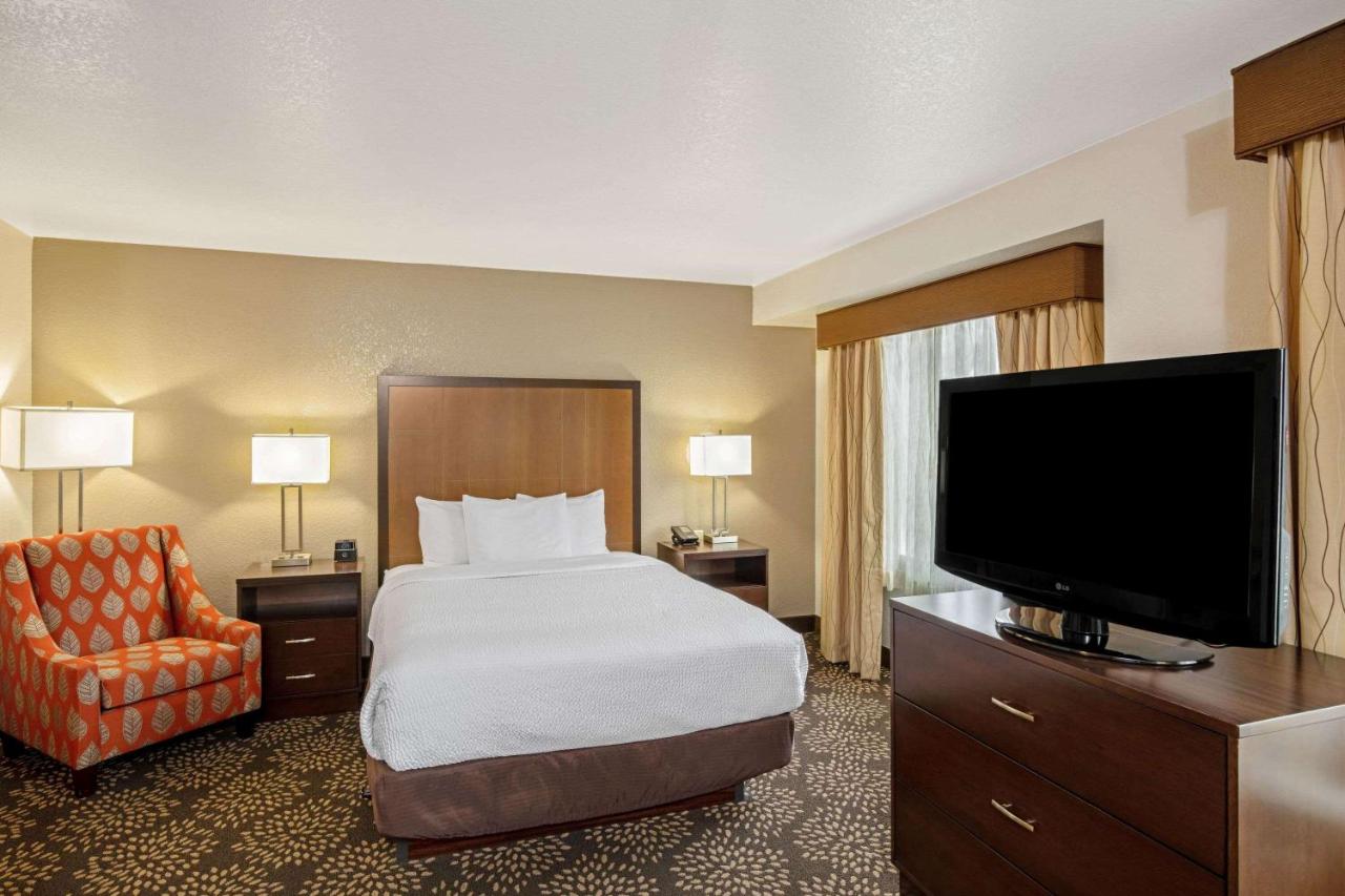 Queen Room - Non-Smoking at La Quinta Inn & Suites by Wyndham Las Vegas Red Rock