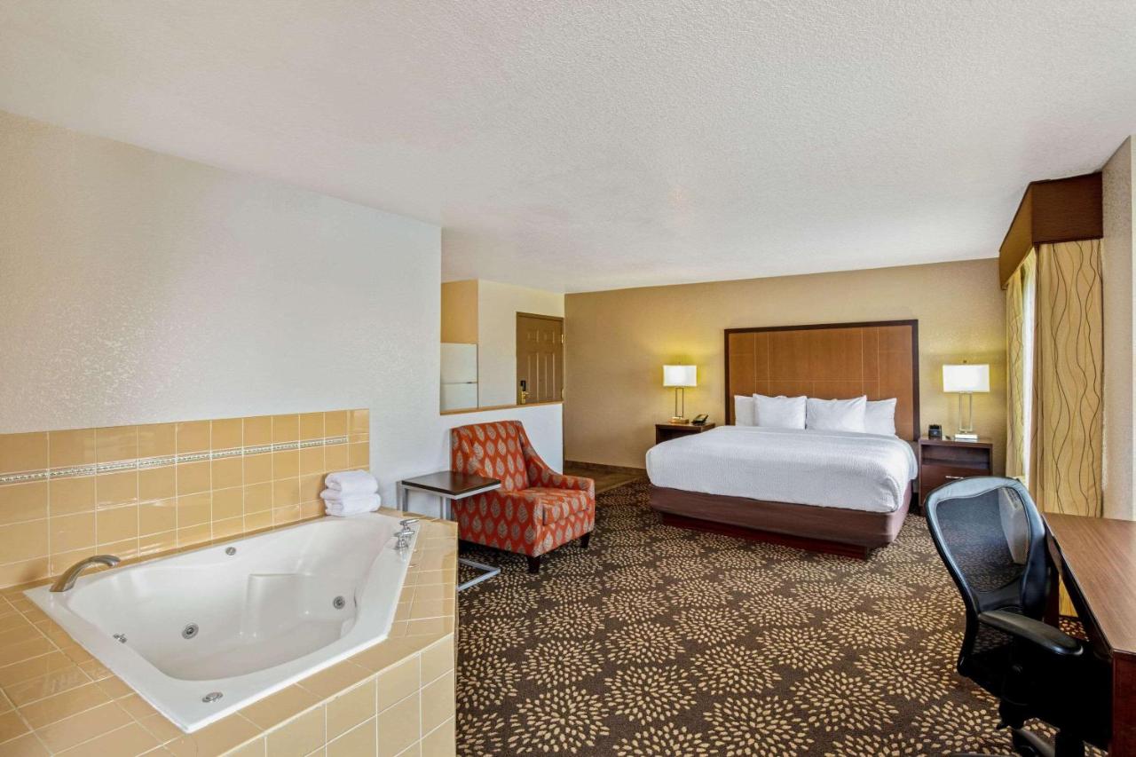 1 King Bed, Deluxe Mobility Accessible Studio Suite, Pool View, Non-Smoking at La Quinta Inn & Suites by Wyndham Las Vegas Red Rock