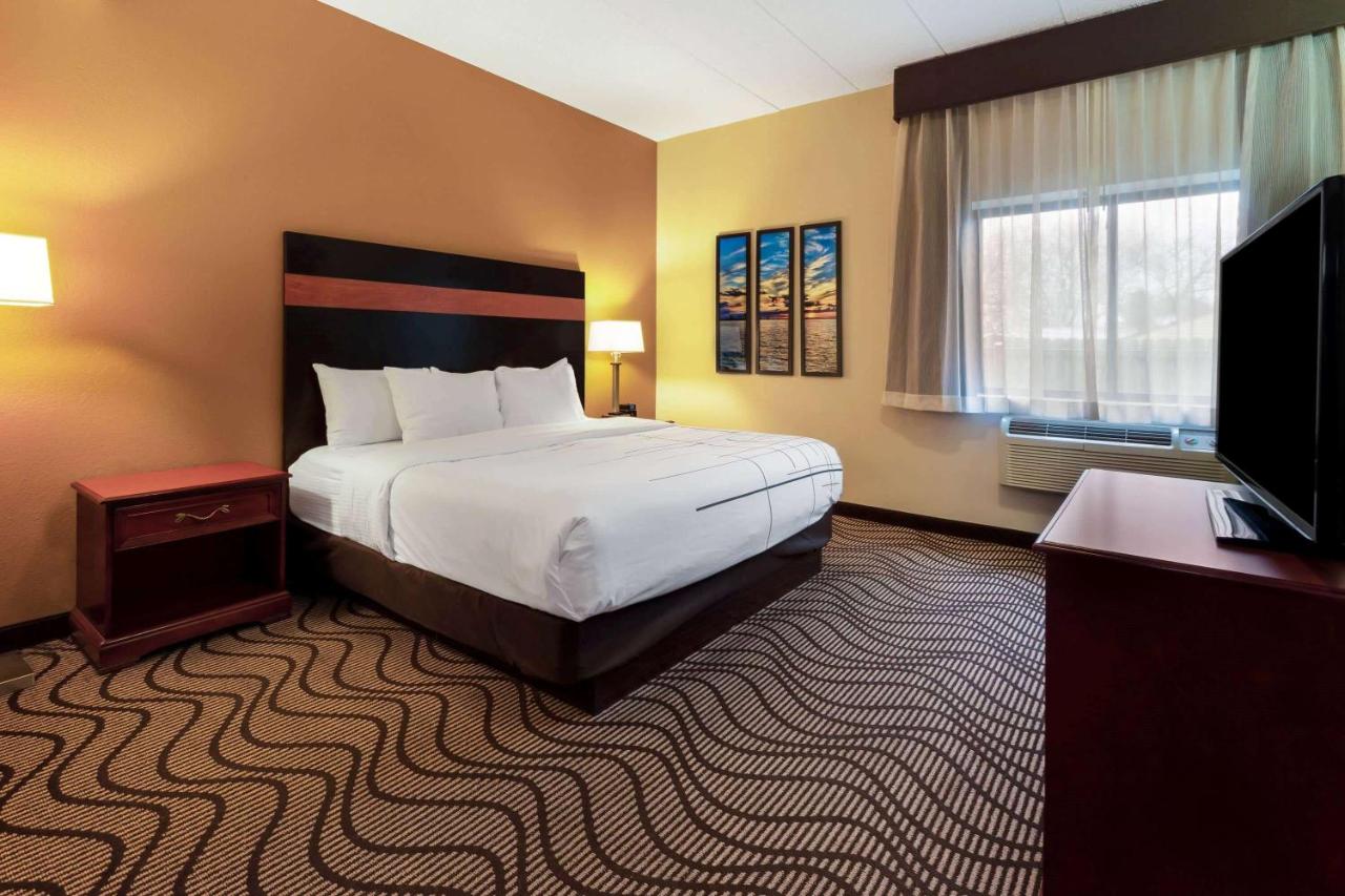 One-Bedroom King Suite - Non-Smoking at La Quinta Inn by Wyndham Sandusky near Cedar Point