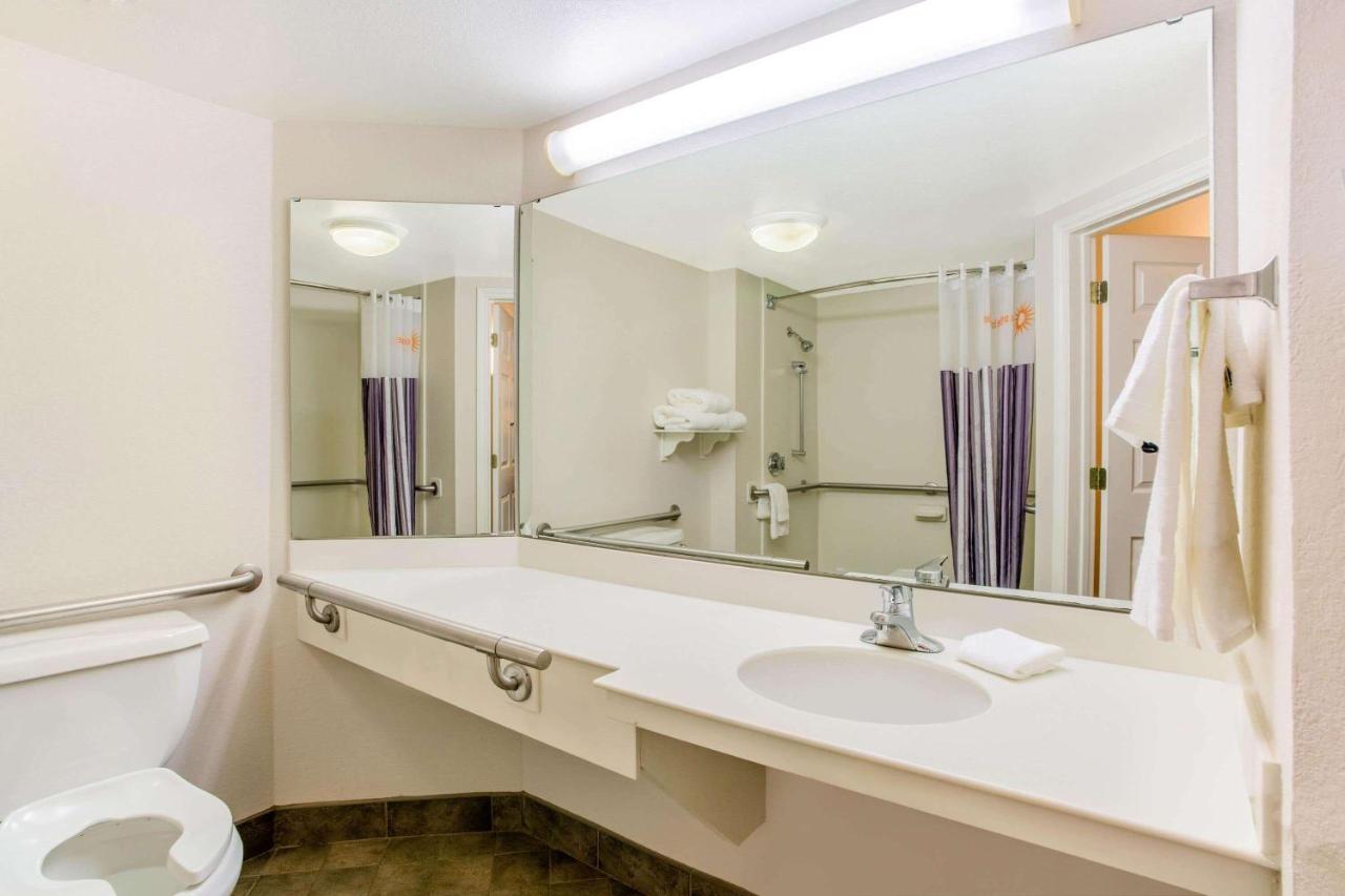 King Room with Bath Tub - Mobility Accessible/Non-Smoking at La Quinta Inn & Suites by Wyndham Raleigh Durham Intl AP