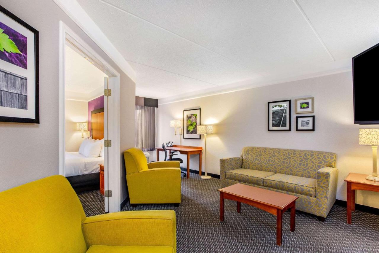 King Suite at La Quinta Inn & Suites by Wyndham Raleigh Durham Intl AP