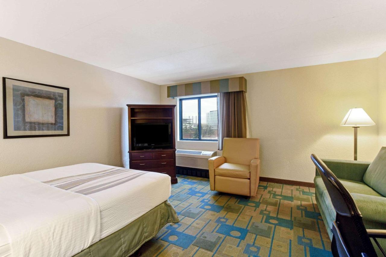 Queen Room with Mobility/Hearing Impaired Access and Roll in Shower - Non-Smoking at La Quinta Inn & Suites by Wyndham Boston Somerville