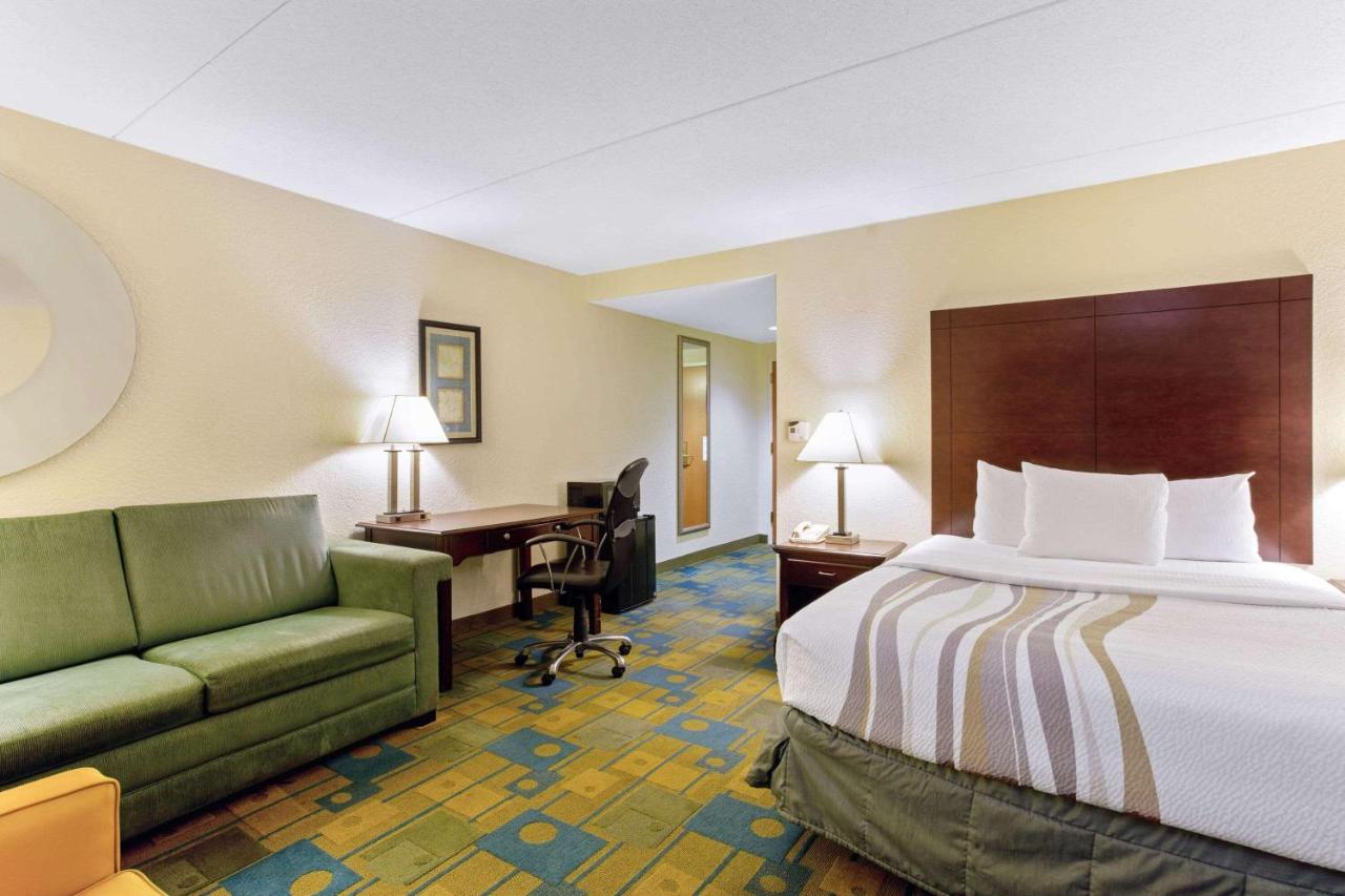 Deluxe One-Bedroom Queen Suite with Mobility/Hearing Access and Views - Non-Smoking at La Quinta Inn & Suites by Wyndham Boston Somerville