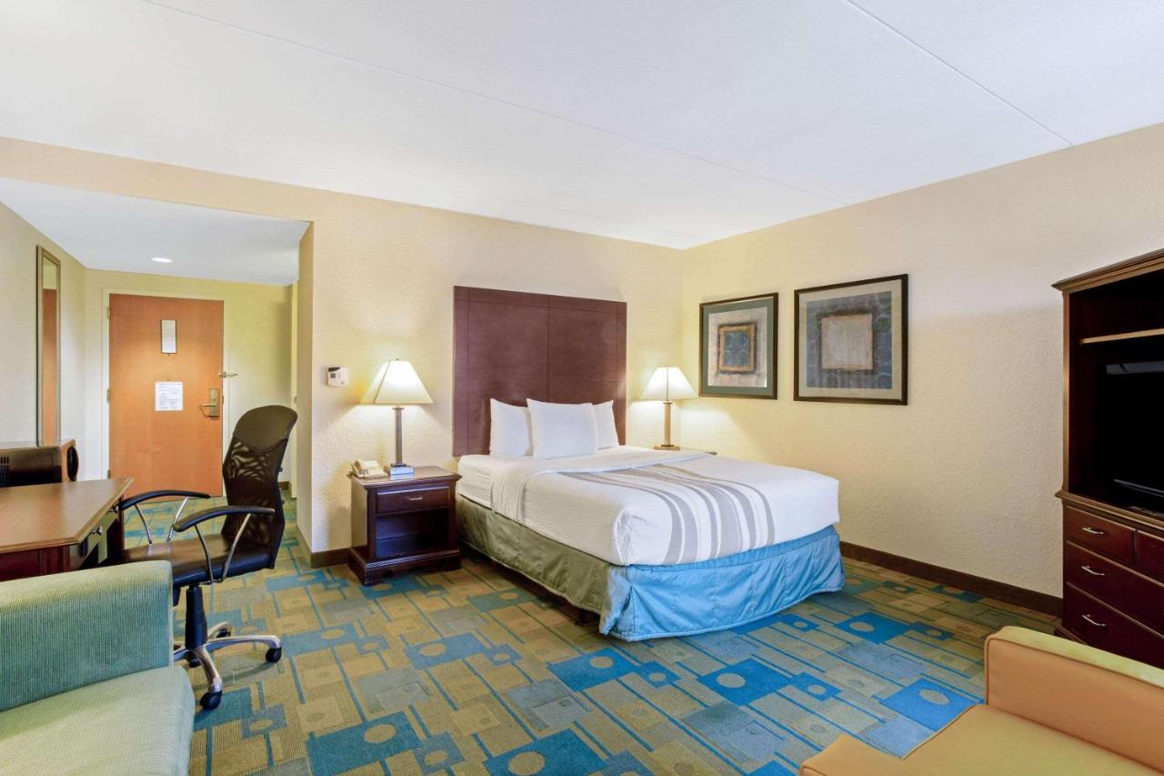 Deluxe One-Bedroom Queen Suite with Mobility/Hearing Access and Views - Non-Smoking at La Quinta Inn & Suites by Wyndham Boston Somerville