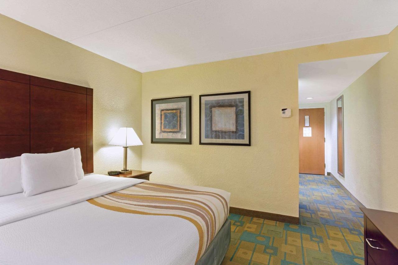 Standard Queen Room at La Quinta Inn & Suites by Wyndham Boston Somerville