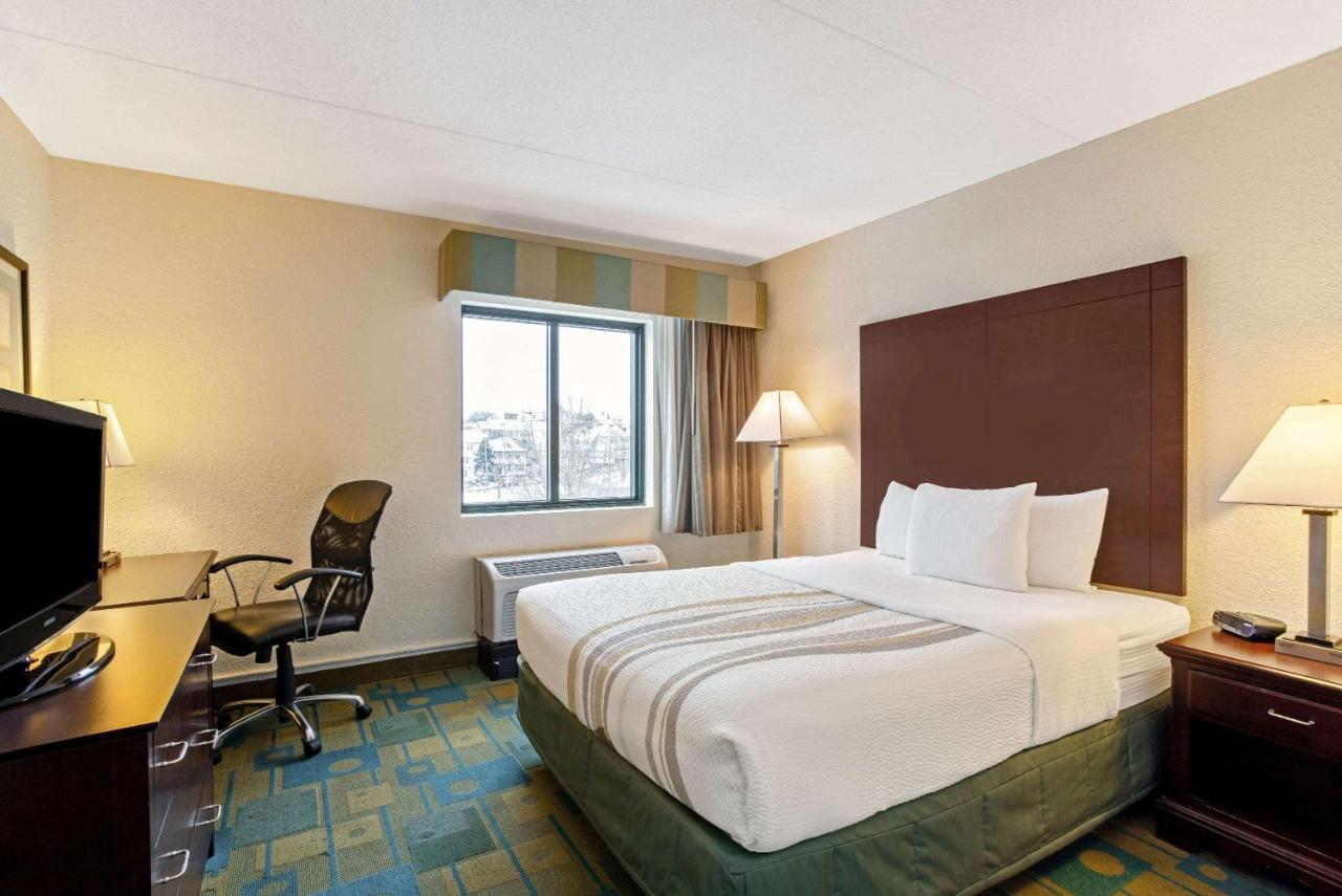 Standard Queen Room at La Quinta Inn & Suites by Wyndham Boston Somerville