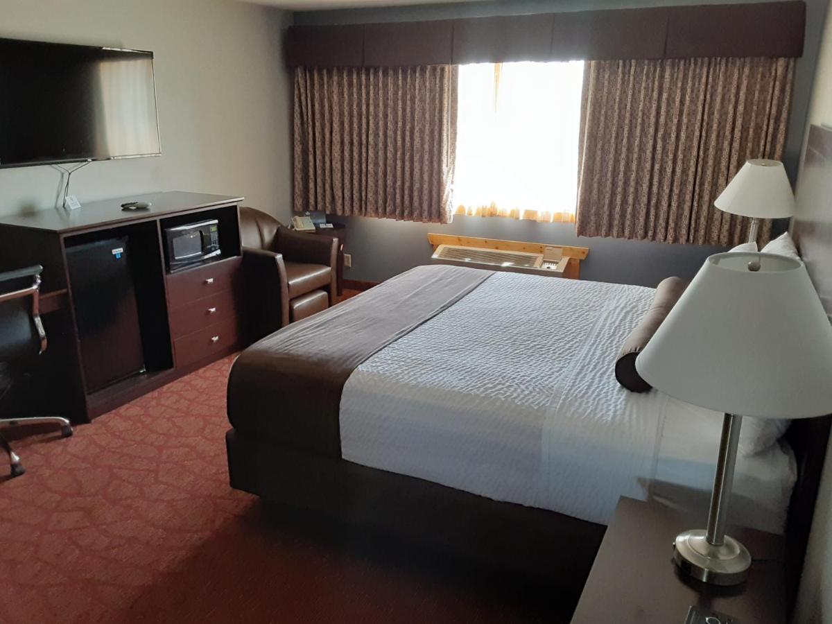 King Suite with Spa Bath at Quality Inn Superior - Duluth