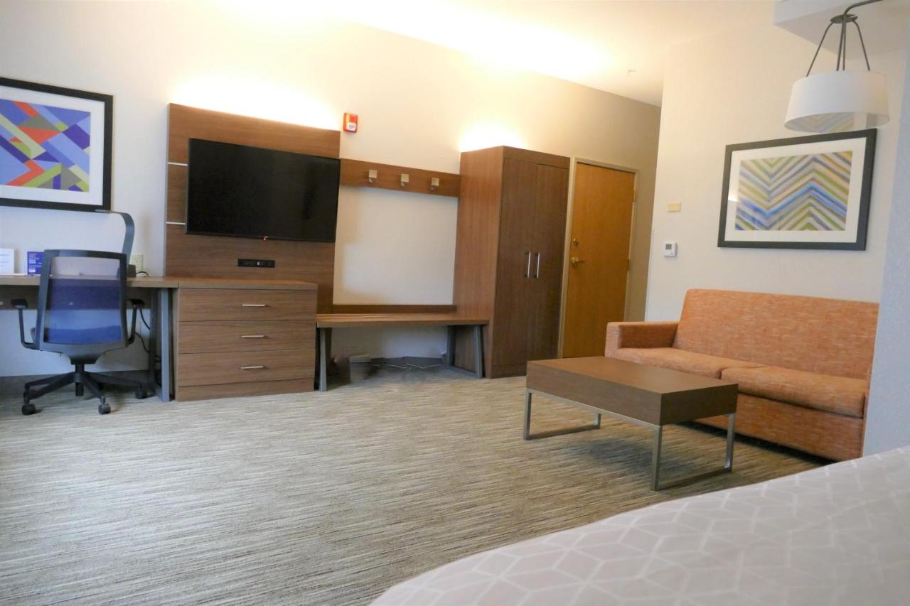 Standard King Room with Mobility Accessible Tub at Holiday Inn Express Lebanon, an IHG Hotel