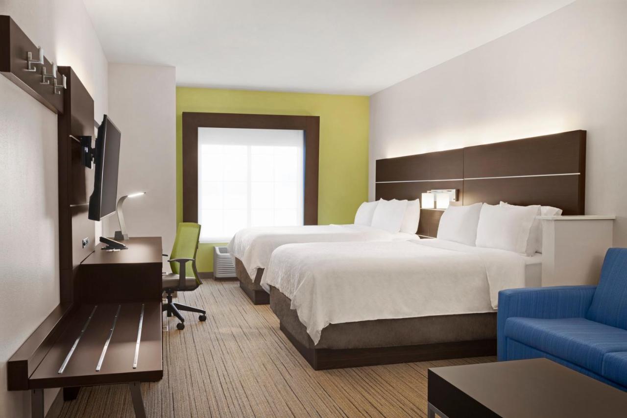 Queen Suite at Holiday Inn Express Hotel & Suites Durant by IHG
