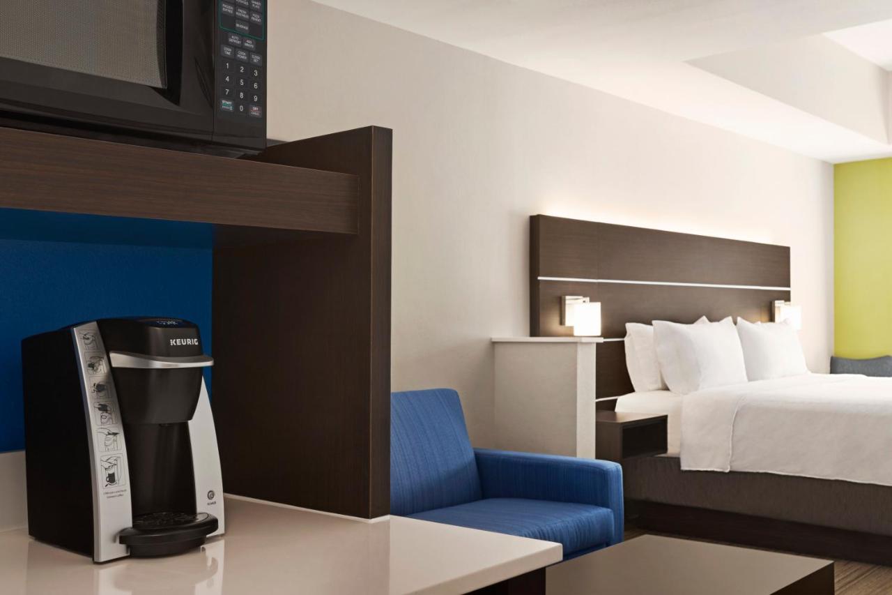 King Suite at Holiday Inn Express Hotel & Suites Durant by IHG