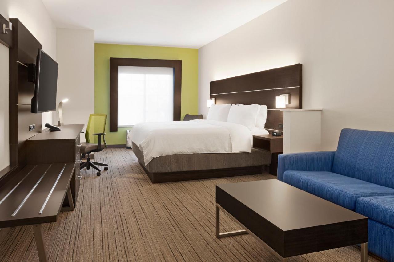King Suite at Holiday Inn Express Hotel & Suites Durant by IHG