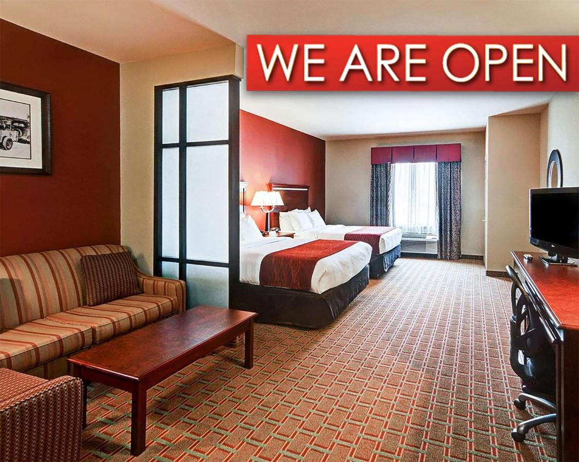 Queen Suite with Sofa Bed at Comfort Suites Lake Worth