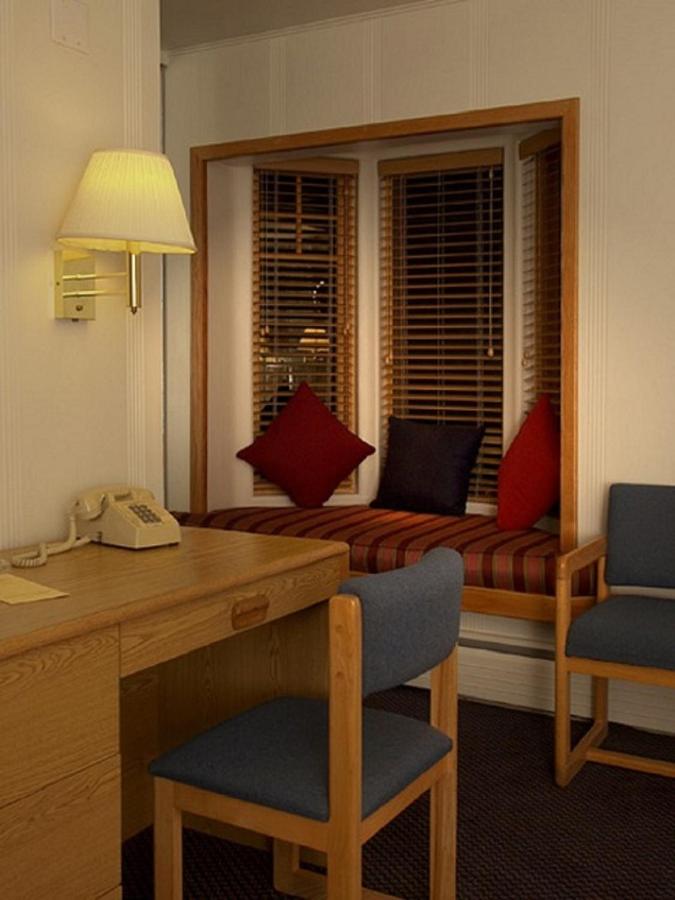 Queen Room at St. Moritz Lodge & Condominiums