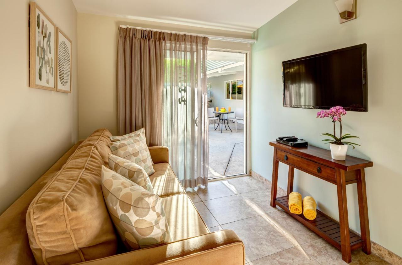 Deluxe King Studio at Avance Hotel