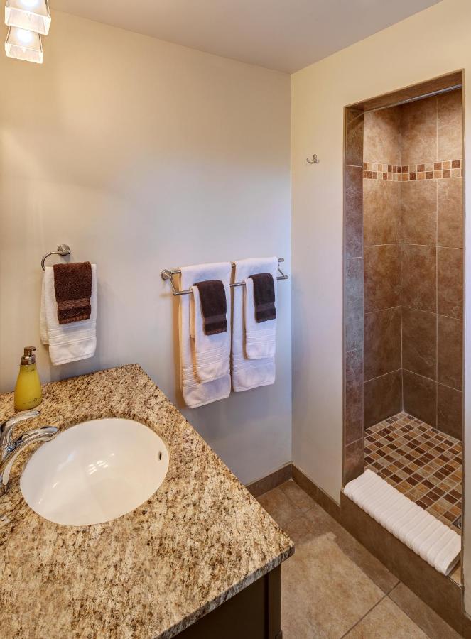 Deluxe King Studio at Avance Hotel