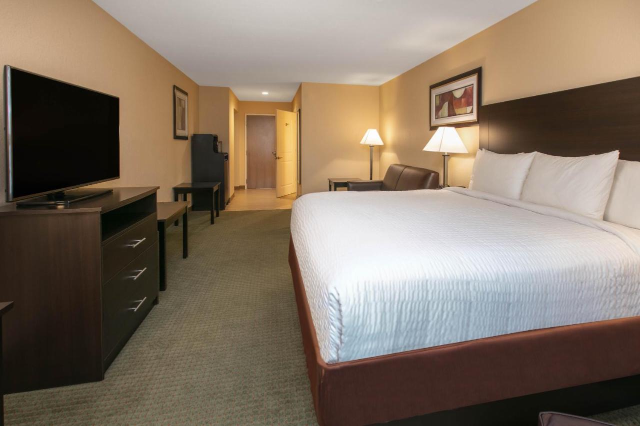 King Suite - Non-Smoking at Days Inn & Suites by Wyndham Florence/Jackson Area