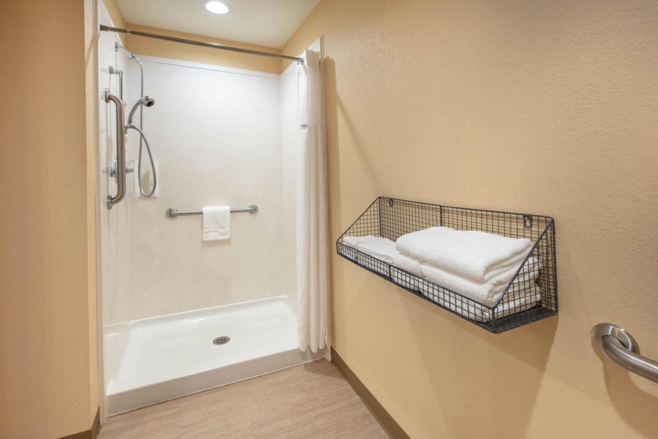 King Room - Mobility Access/Non-Smoking at Days Inn & Suites by Wyndham Florence/Jackson Area