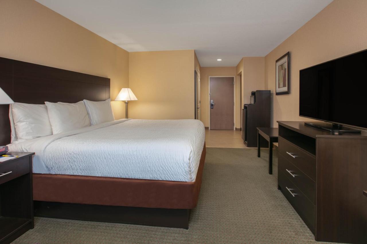 King Room - Mobility Access/Non-Smoking at Days Inn & Suites by Wyndham Florence/Jackson Area