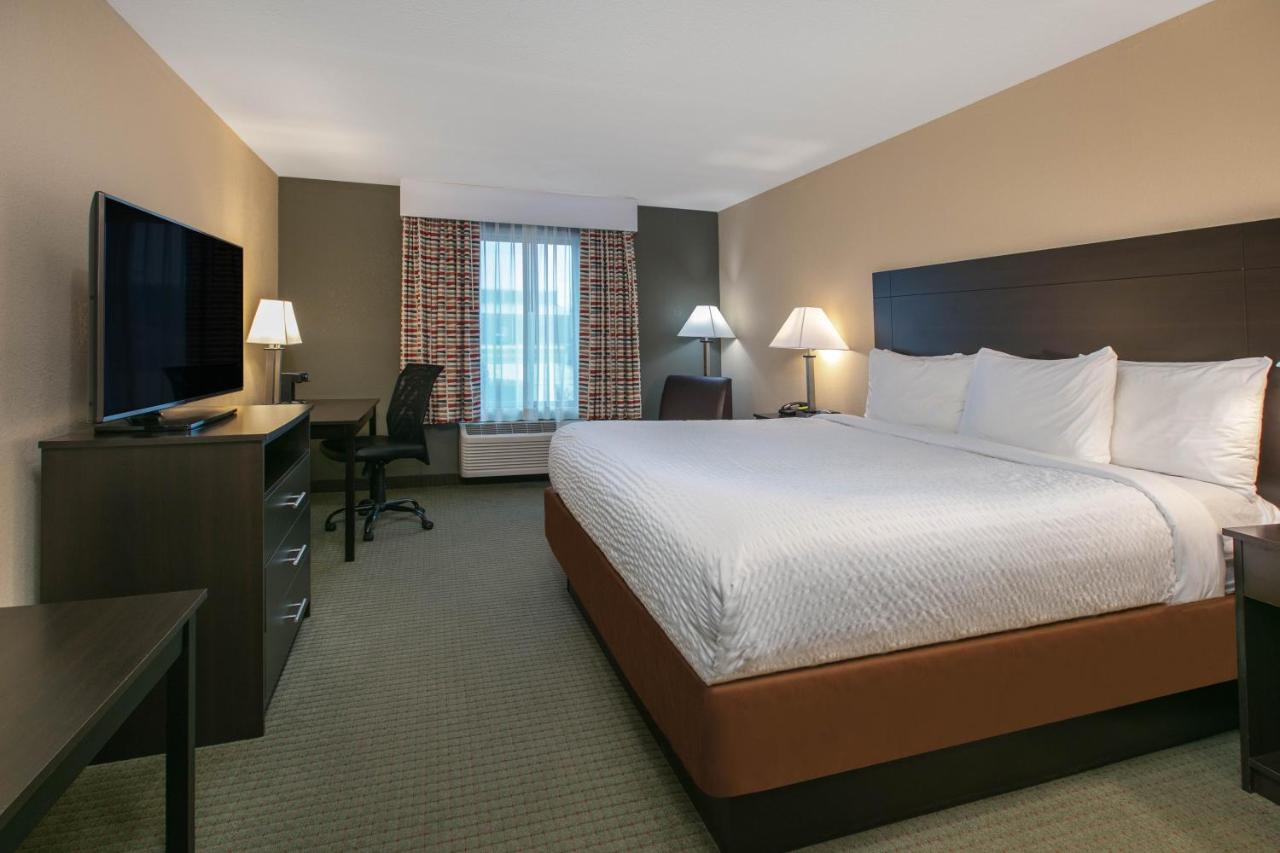 King Room - Mobility Access/Non-Smoking at Days Inn & Suites by Wyndham Florence/Jackson Area