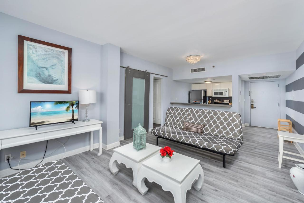 Deluxe Apartment at BEST DEAL! 2BR Modern Beachfront Ocean Drive WiFi