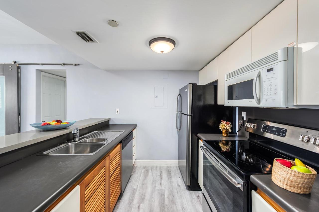 Deluxe Apartment at BEST DEAL! 2BR Modern Beachfront Ocean Drive WiFi