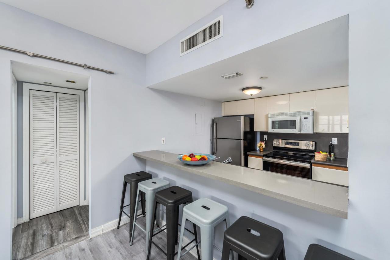 Deluxe Apartment at BEST DEAL! 2BR Modern Beachfront Ocean Drive WiFi