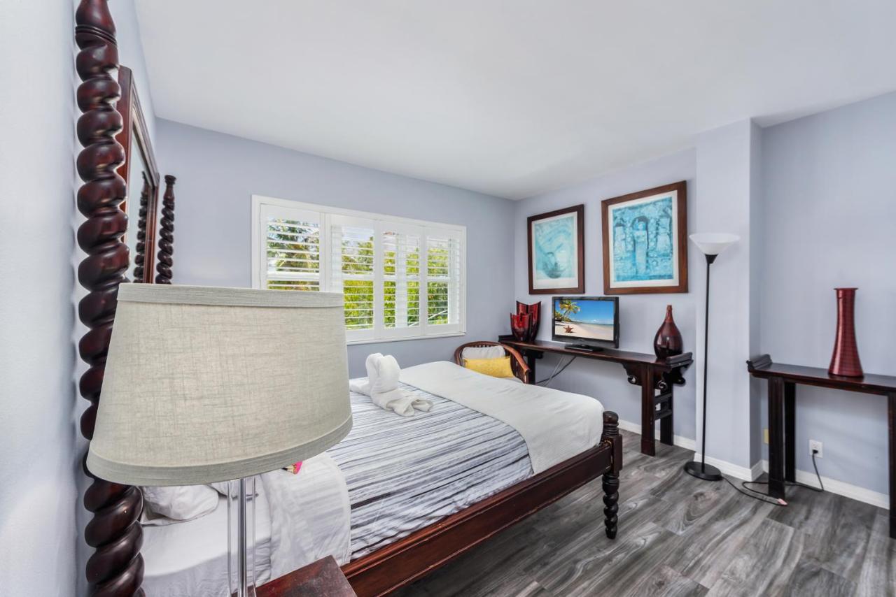 Deluxe Apartment at BEST DEAL! 2BR Modern Beachfront Ocean Drive WiFi