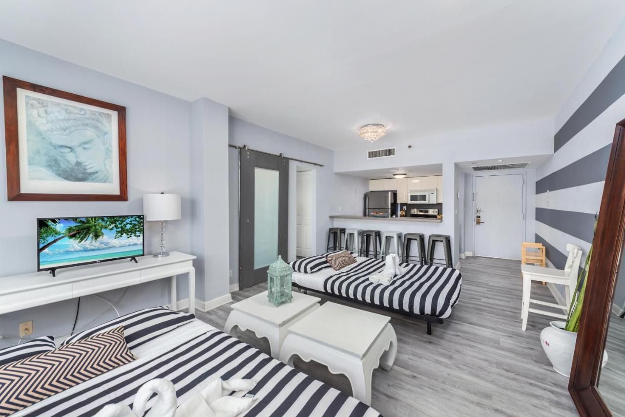 Deluxe Apartment at BEST DEAL! 2BR Modern Beachfront Ocean Drive WiFi