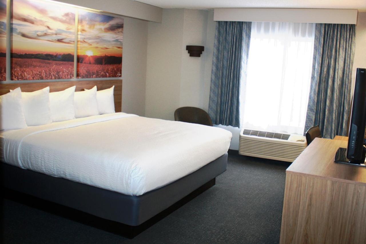 Business King Room - Non-Smoking at Days Inn by Wyndham Eagan Minnesota Near Mall of America