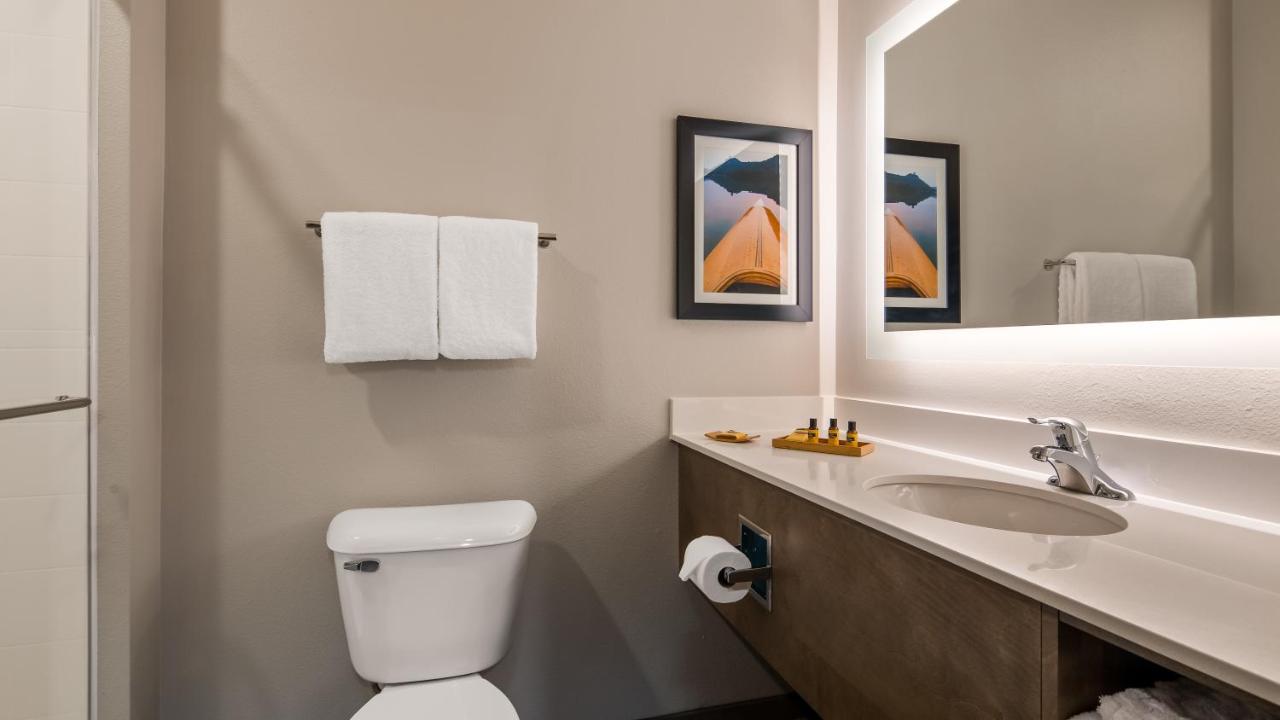King Suite with Bath Tub - Disability Access at Best Western Plus LaCrescent / LaCrosse