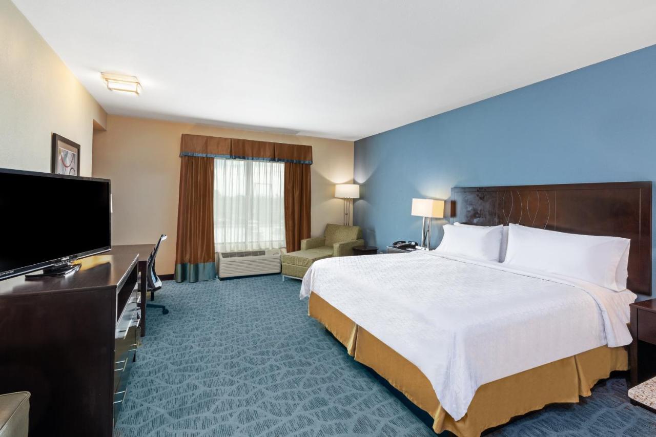 Deluxe King Room at Holiday Inn Express & Suites Floresville by IHG