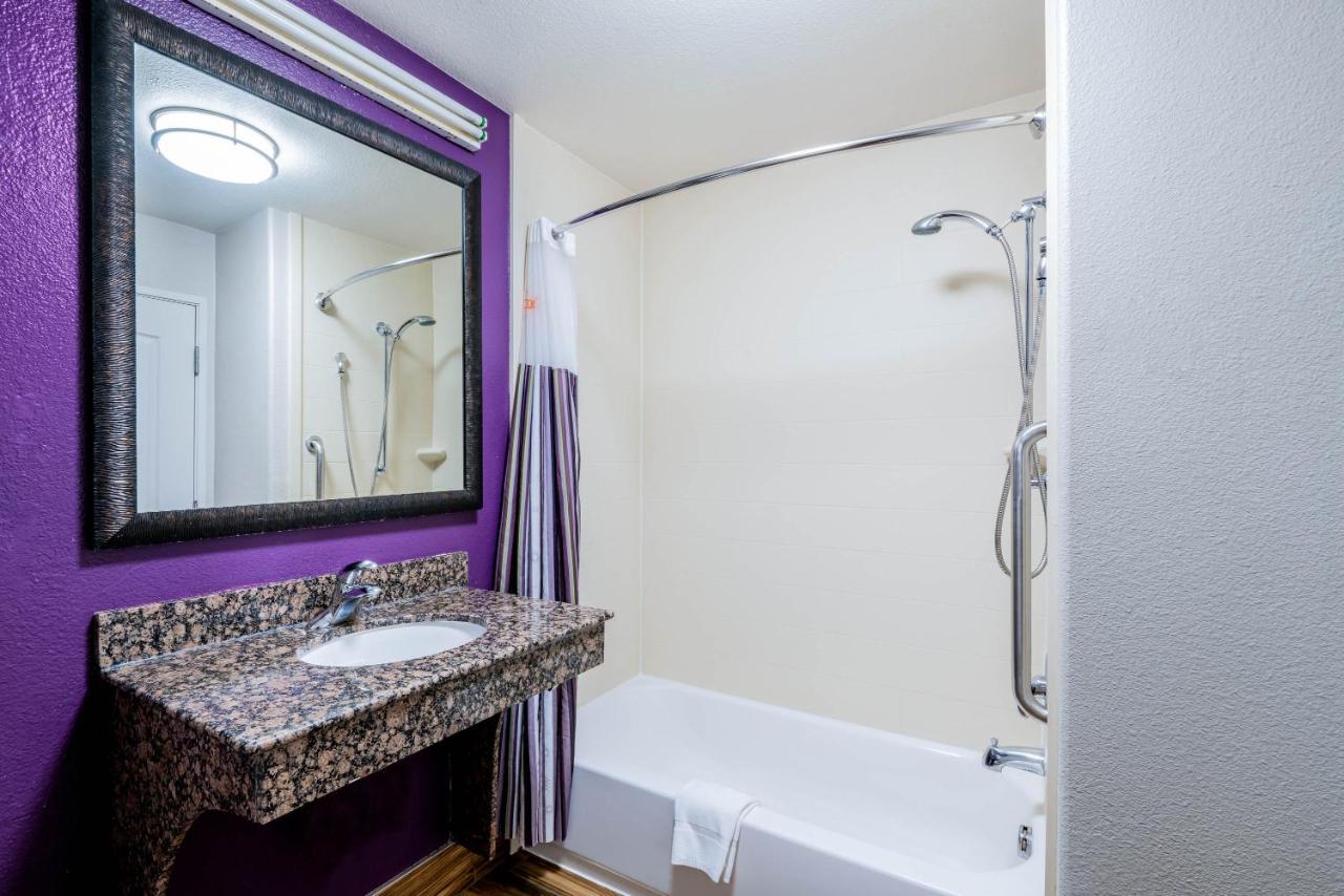King Suite - Mobility/Hearing Accessible with Bath Tub - Non-Smoking at La Quinta Inn & Suites by Wyndham DFW Airport West - Bedford