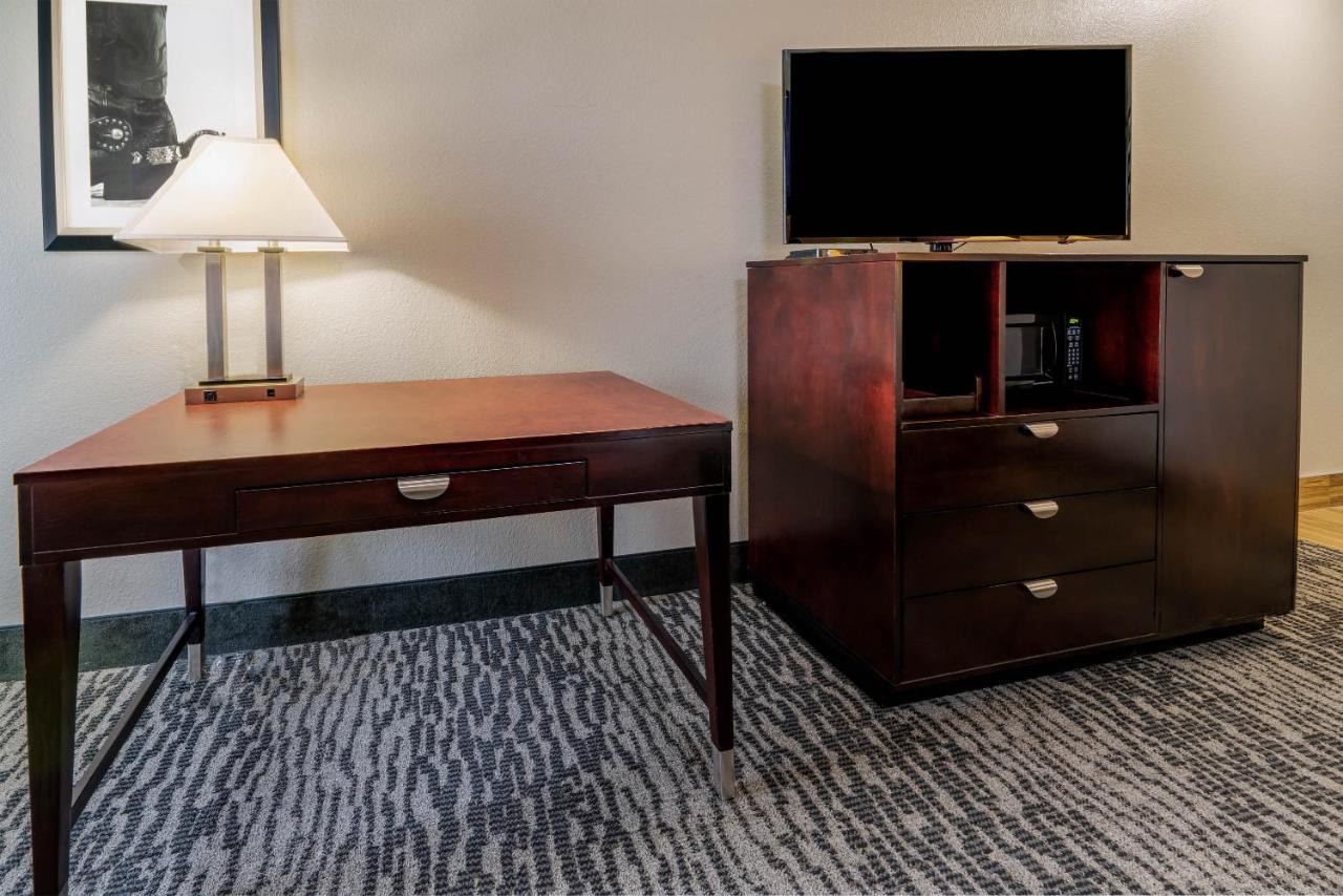 King Suite - Mobility/Hearing Accessible with Bath Tub - Non-Smoking at La Quinta Inn & Suites by Wyndham DFW Airport West - Bedford