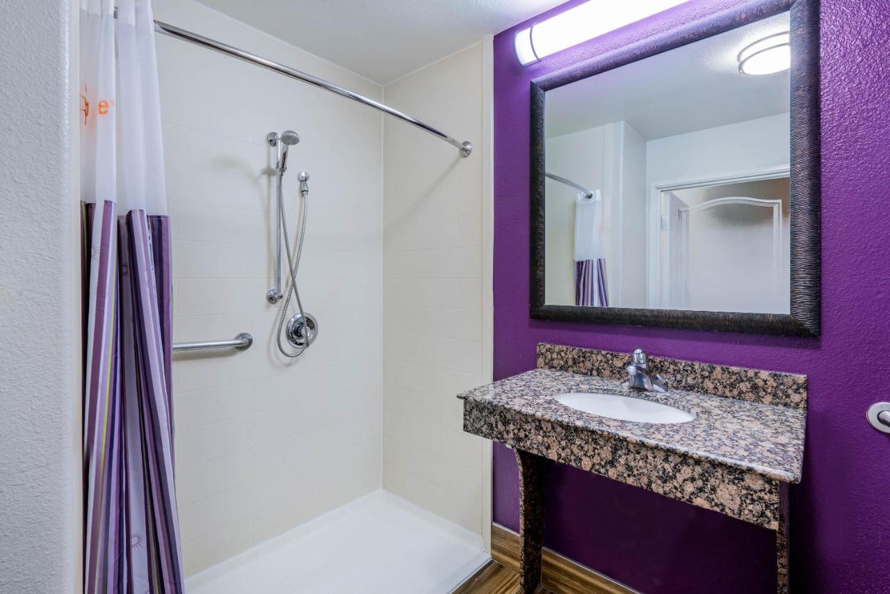 King Suite - Mobility/Hearing Accessible with Bath Tub - Non-Smoking at La Quinta Inn & Suites by Wyndham DFW Airport West - Bedford