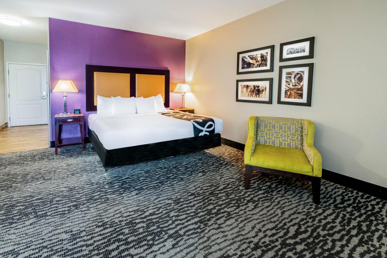 King Suite - Mobility/Hearing Accessible with Bath Tub - Non-Smoking at La Quinta Inn & Suites by Wyndham DFW Airport West - Bedford