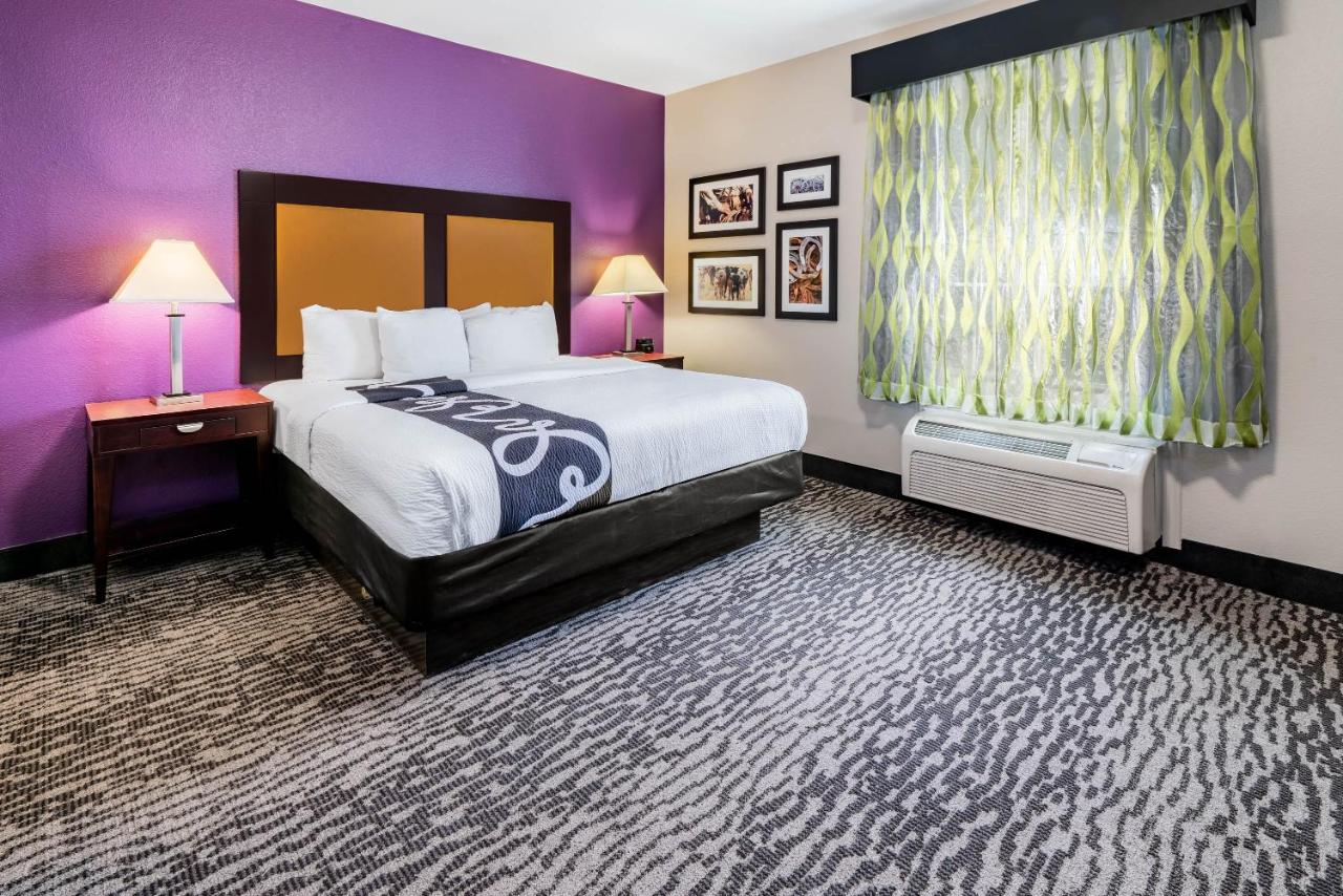 Deluxe King Room at La Quinta Inn & Suites by Wyndham DFW Airport West - Bedford
