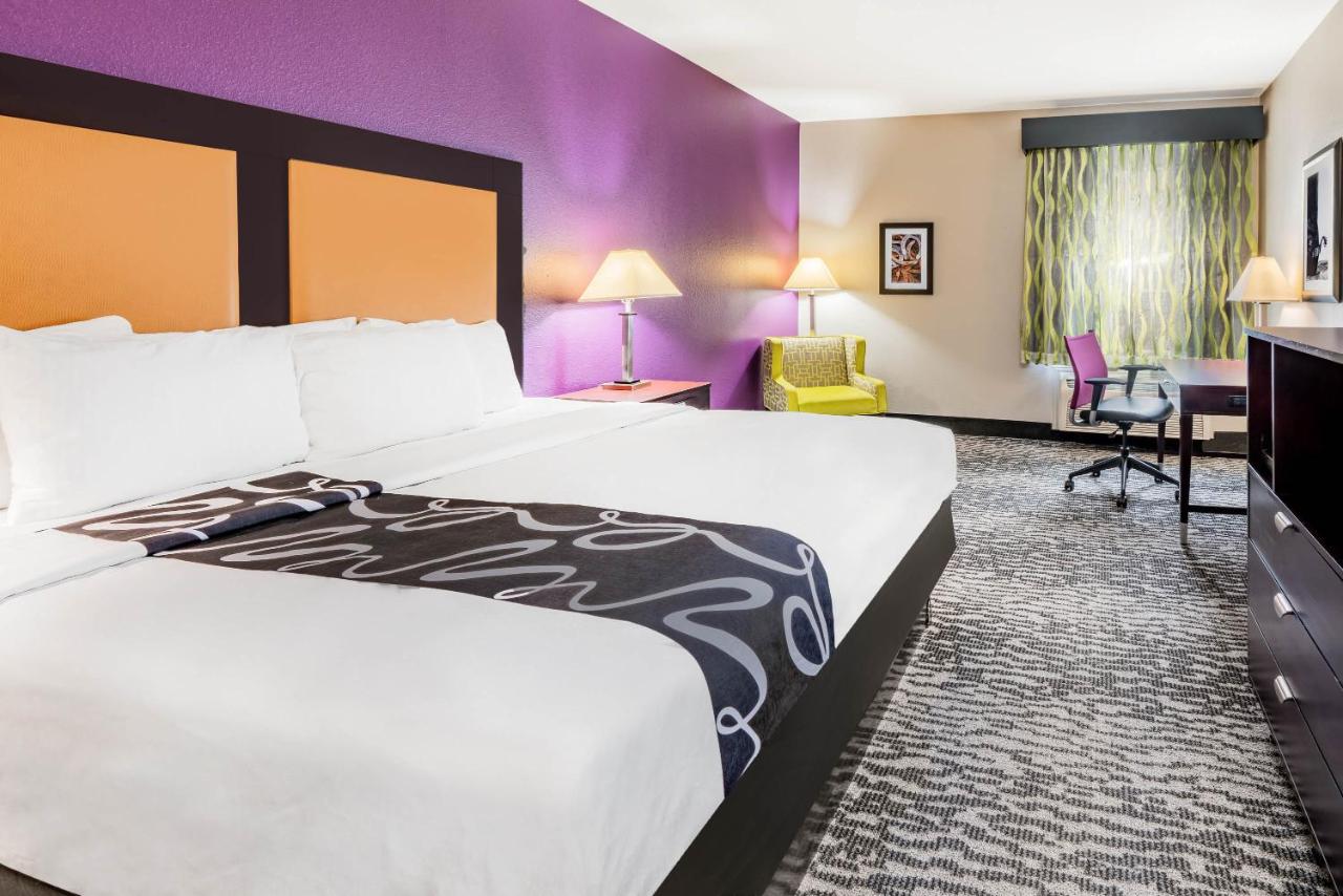 Deluxe King Room at La Quinta Inn & Suites by Wyndham DFW Airport West - Bedford