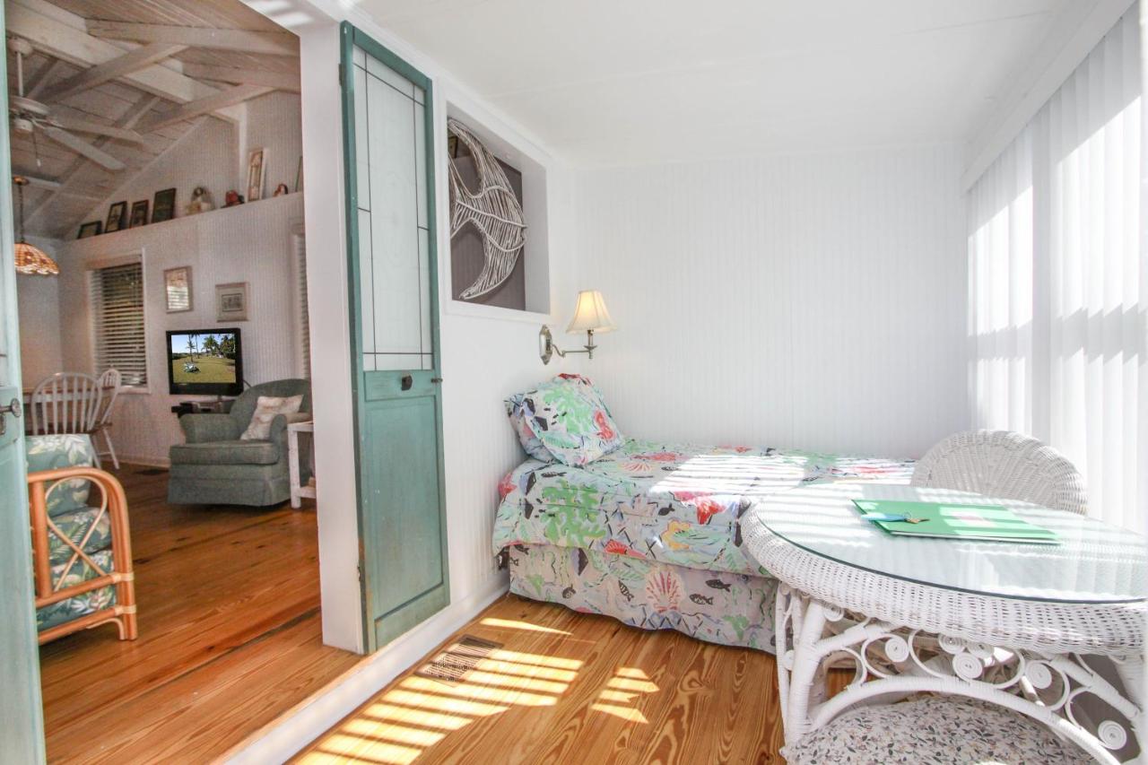 One-Bedroom Cottage at Gulf Breeze Cottages