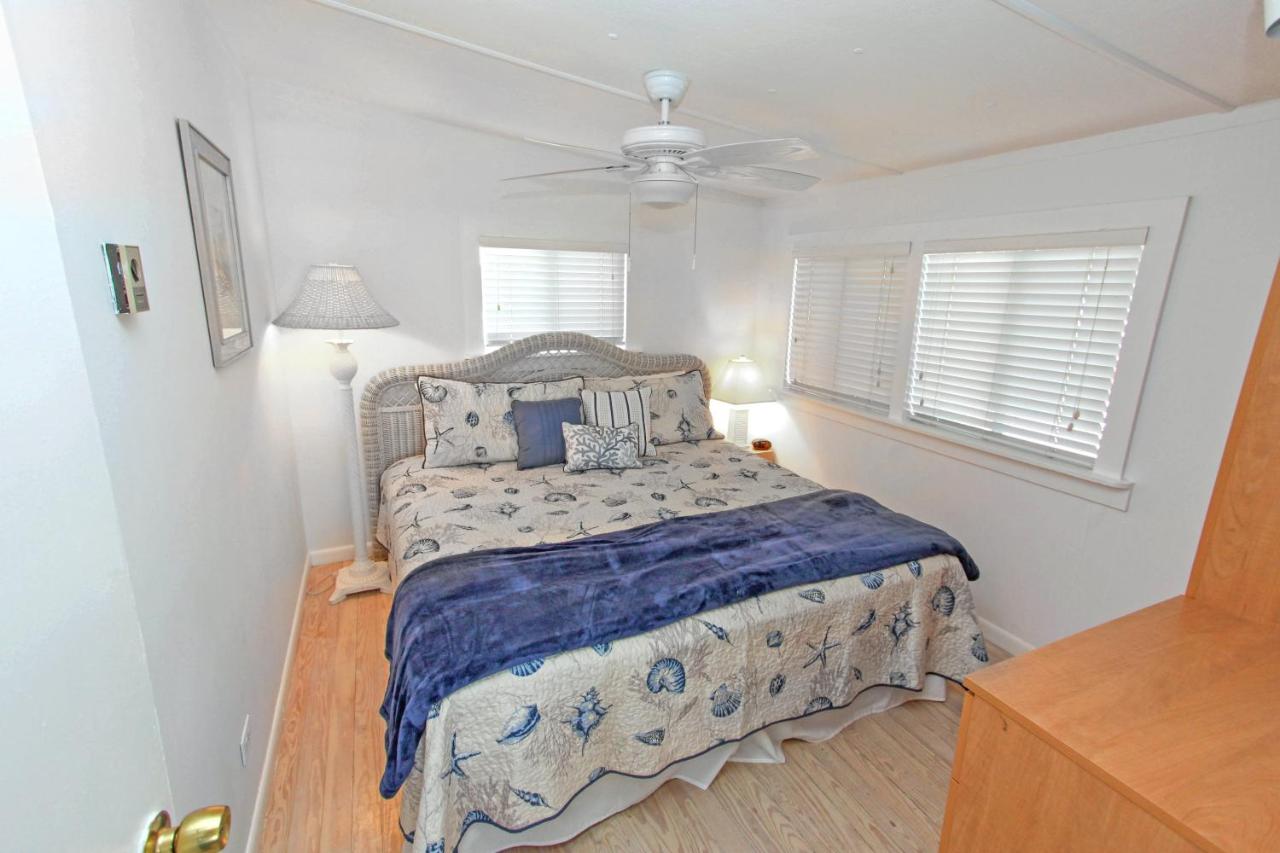 Two-Bedroom Cottage with Gulf Front at Gulf Breeze Cottages