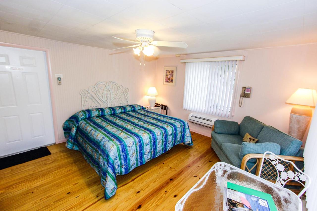King Room with Kitchenette at Gulf Breeze Cottages