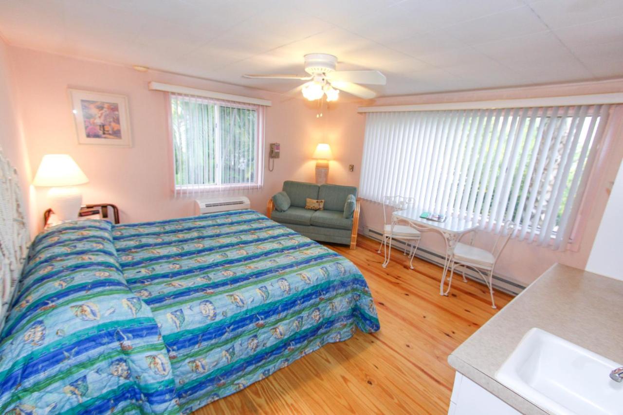 King Room with Kitchenette at Gulf Breeze Cottages