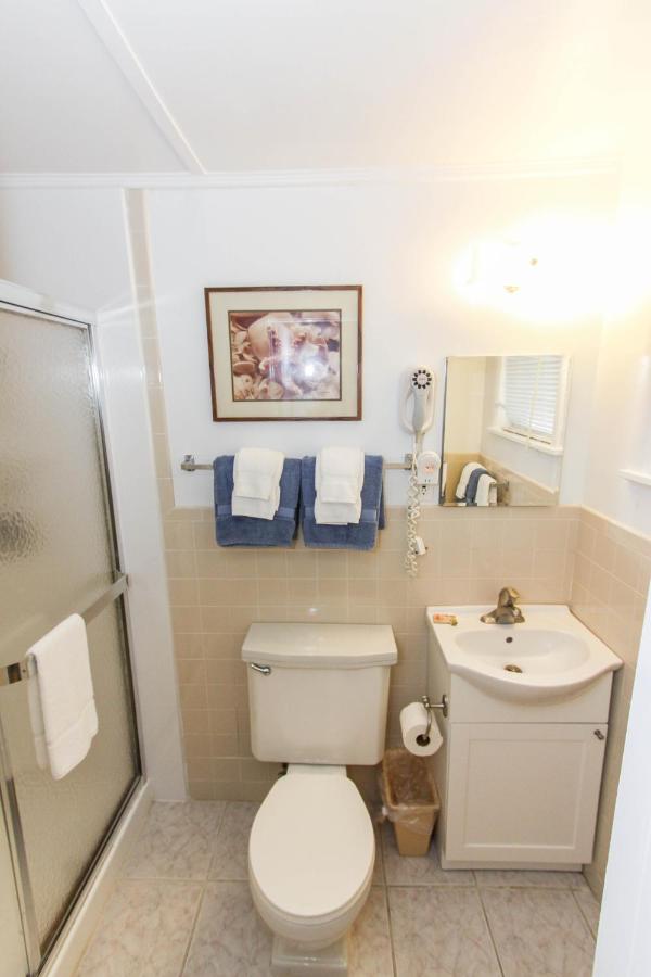 King Room with Kitchenette at Gulf Breeze Cottages